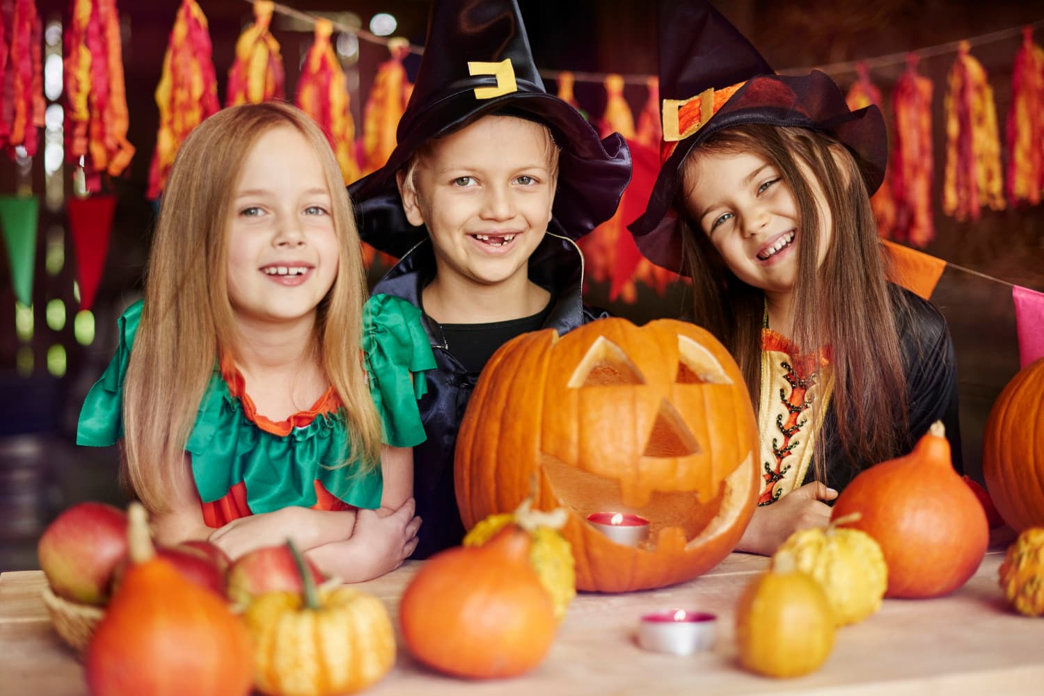 3 enfants souriants et déguisés pour Halloween