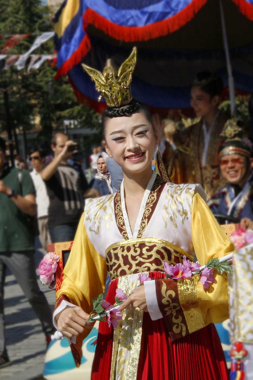 Femme asiatique souriante en costume traditionnel pour le nouvel an lunaire